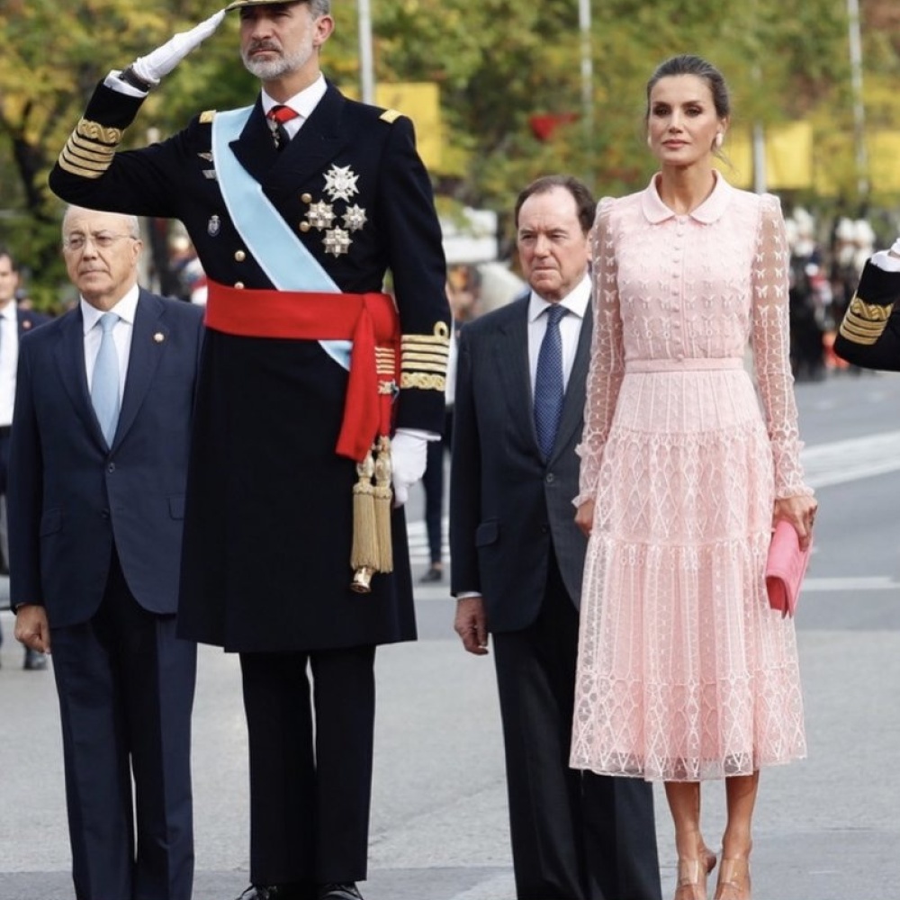 الملكة ليتيزيا وزوجها ملك اسبانيا فيليب السادس خلال الموكب العسكري لليوم الوطني في مدريد