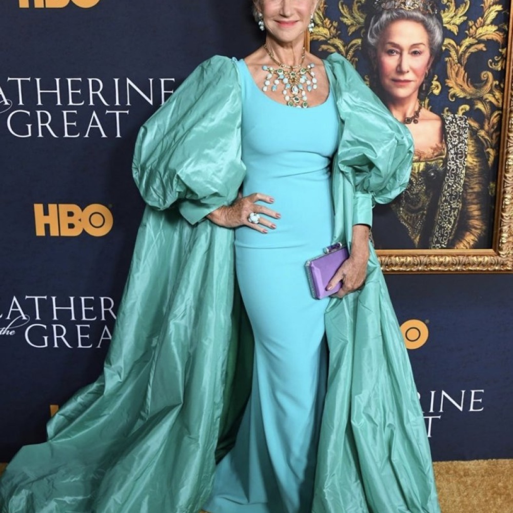 هيلين ميرين بإطلالة ملكية فاخرة خلال عرض مسلسلها الجديد Catherine The Great