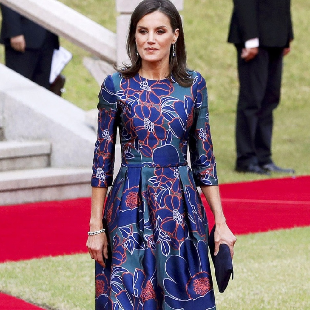 الملكة ليتيزيا بأحدث إطلالاتها المميزة في زيارتها إلى كوريا الجنوبية