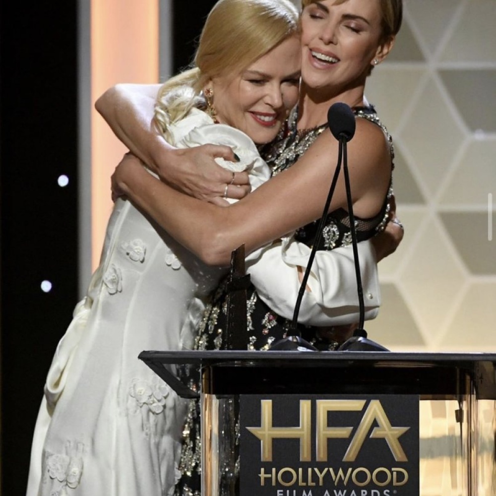 صورة عفوية تجمع نيكول كدمان وشارليز ثيرون في حفل جوائز هوليوود السينمائي