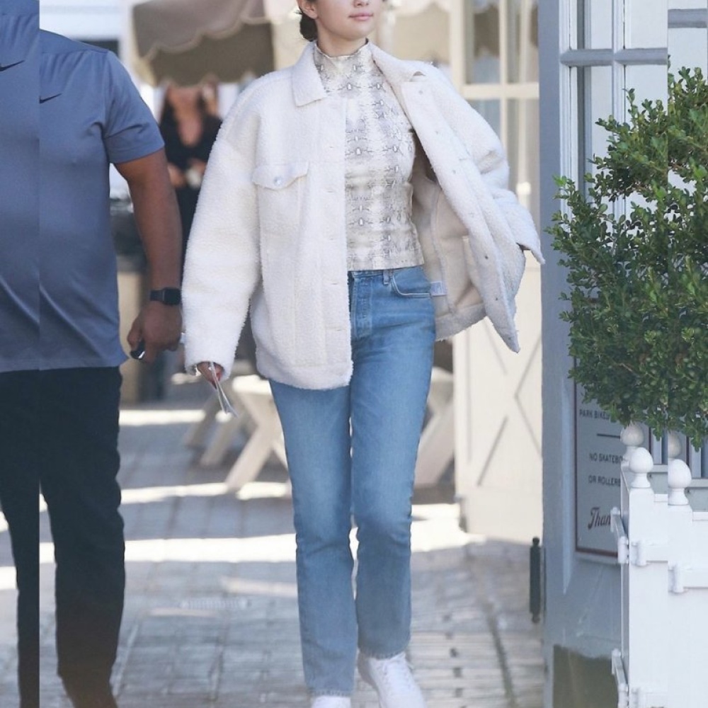 سيلينا غوميز بأحدث إطلالتها الناعمة اليومية في لوس انجلوس