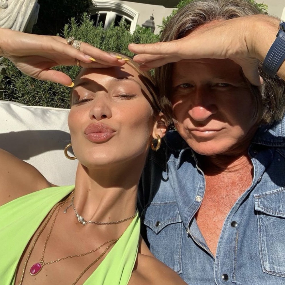 بيلا حديد تنشر صورة مع والدها محمد حديد بمناسبة عيد ميلاده