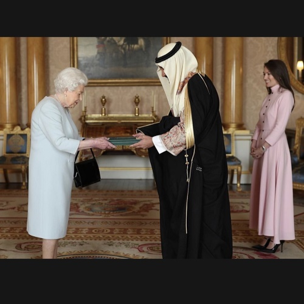 الملكة اليزابيث تستقبل السفير السعودي الأمير خالد بن بندر آل سعود في قصر بكنغهام أمس