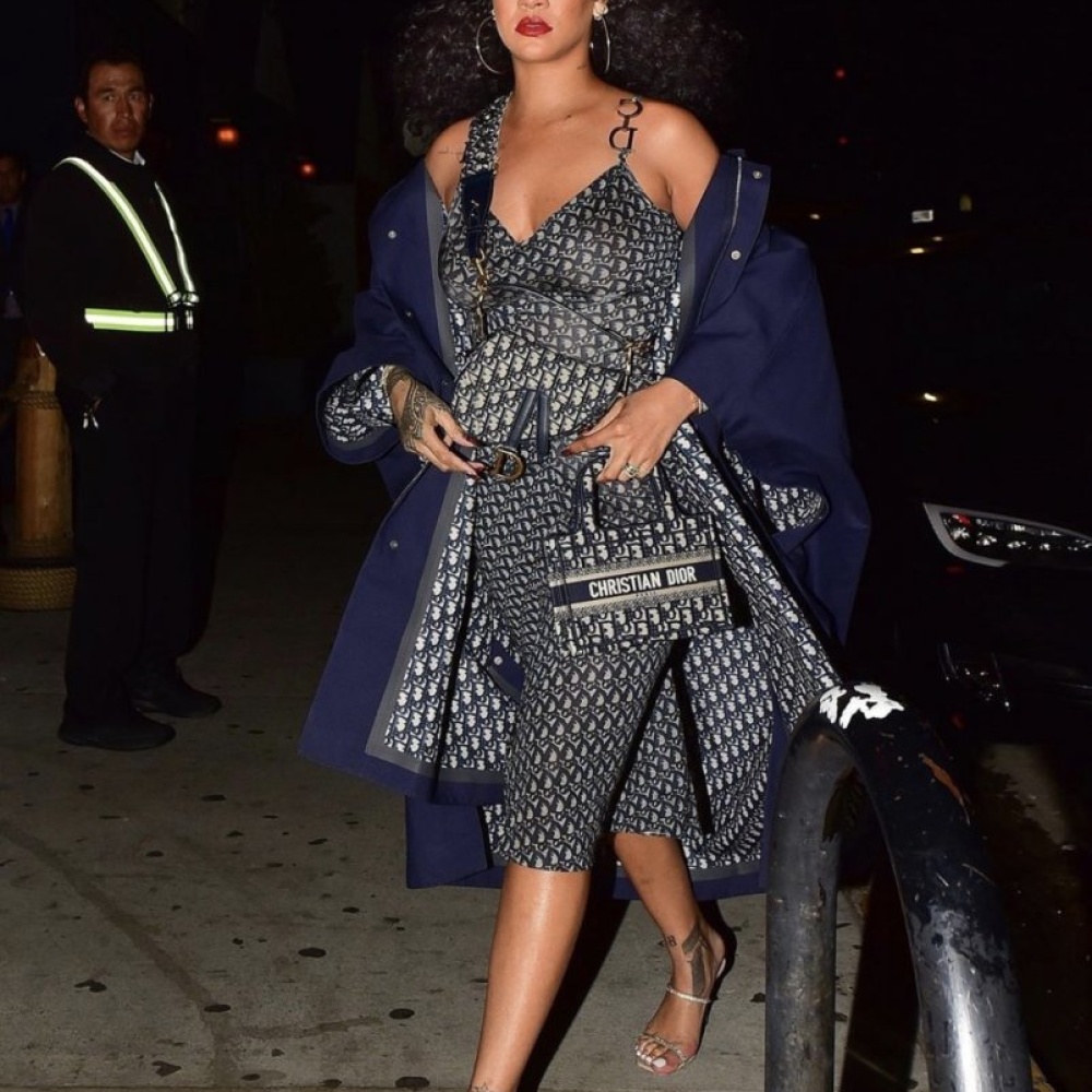 أحدث إطلالات ريهانا في أحد مطاعمها المفضلة في لوس أنجيلوس