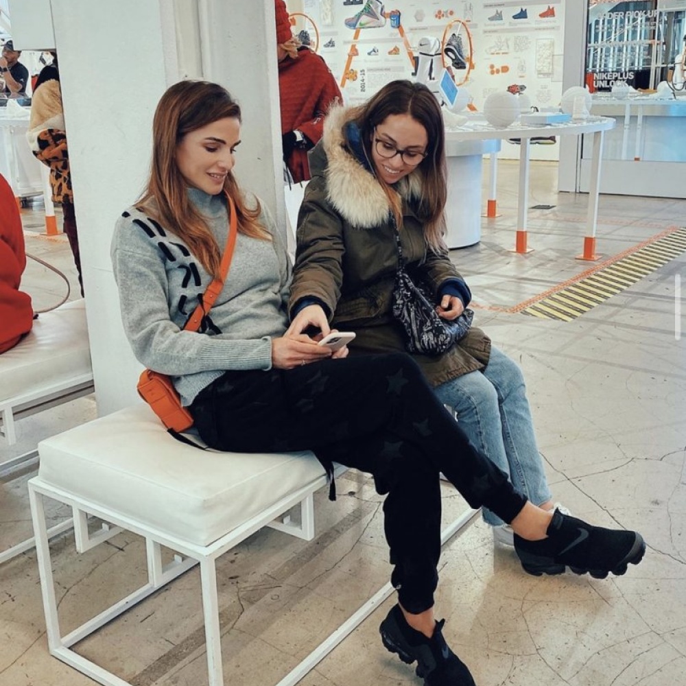 الملكة رانيا تشارك متابعيها صورة عفوية برفقة ابنتها الأميرة إيمان