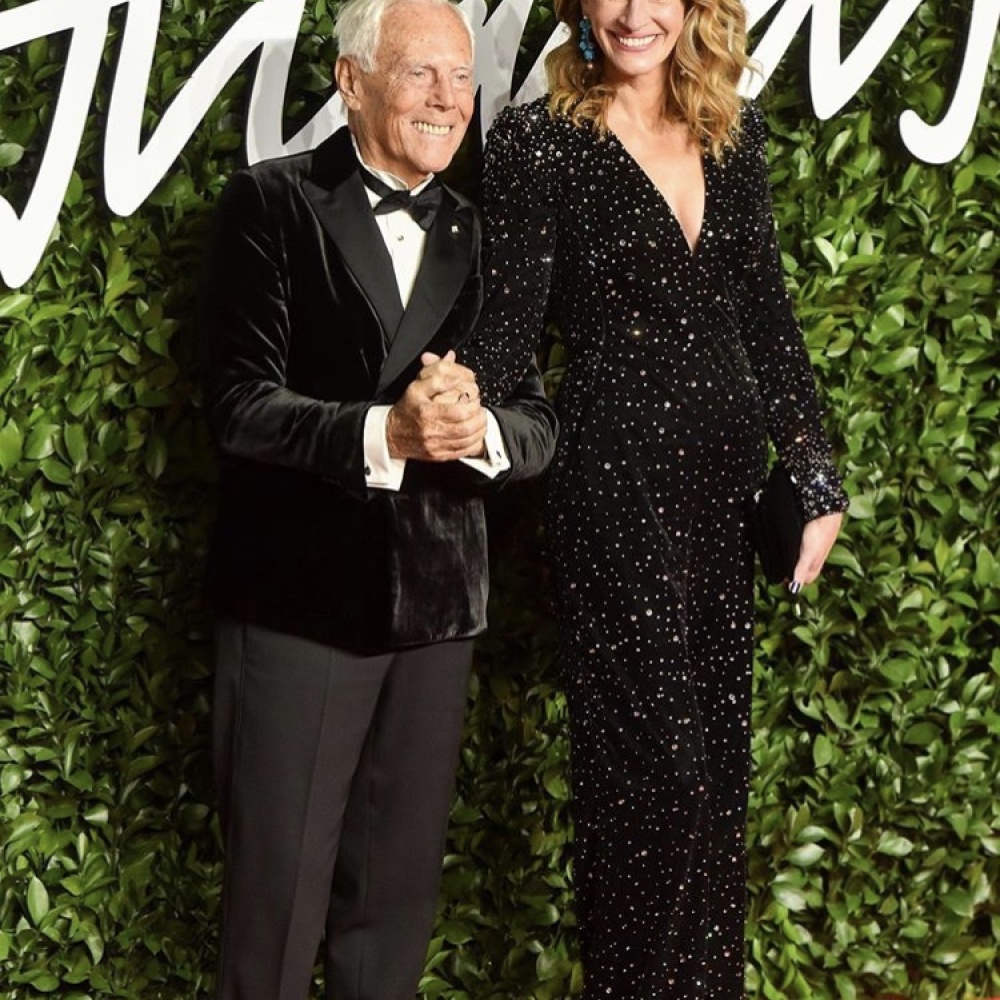 الجميلة جوليا روبرتس برفقة المصمم جورجيو أرماني في حفل British Fashion Awards 