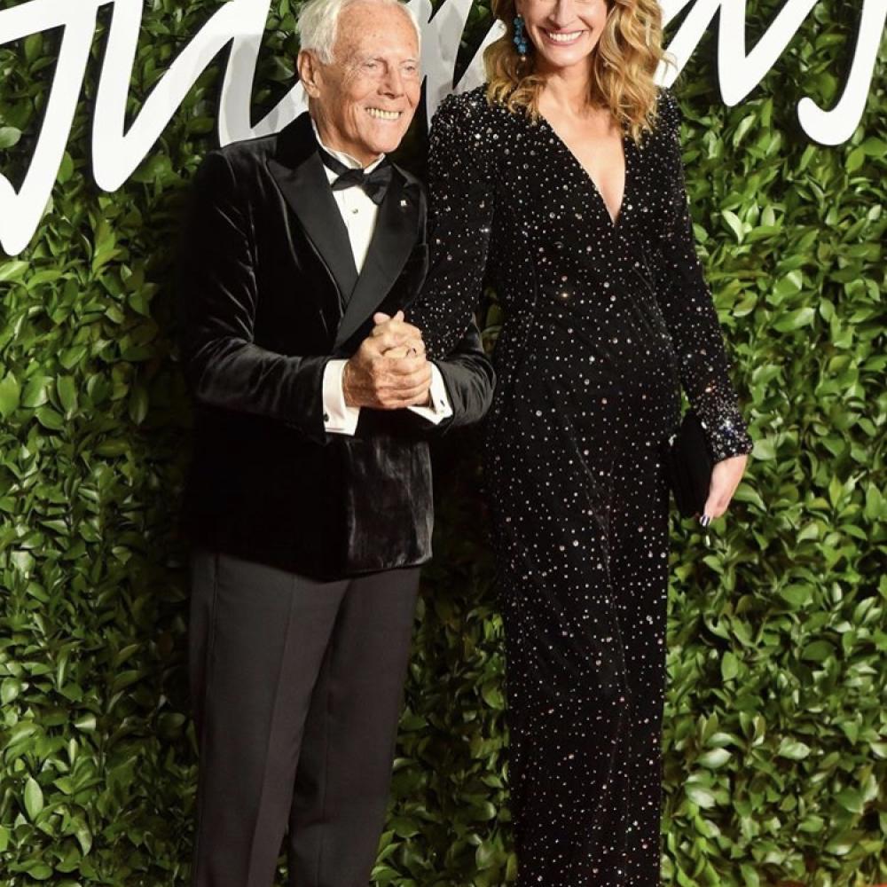 الجميلة جوليا روبرتس برفقة المصمم جورجيو أرماني في حفل British Fashion Awards 