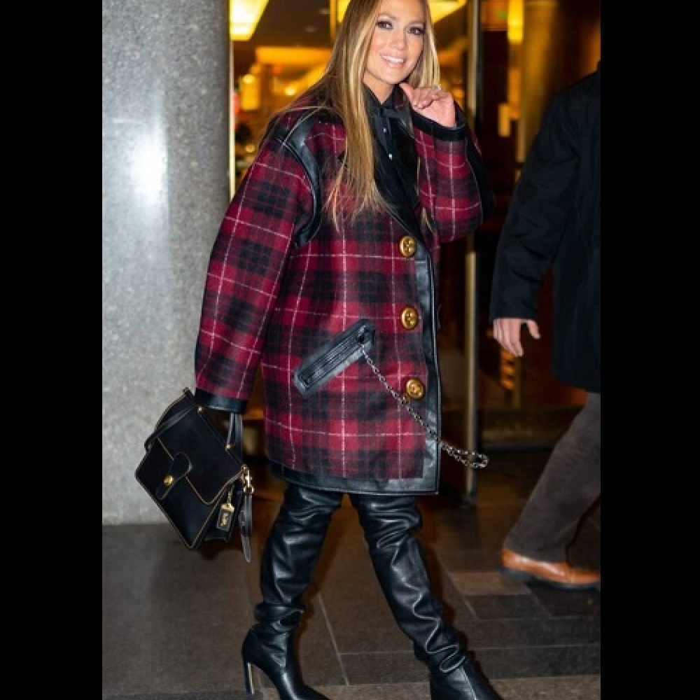 إطلالة أنيقة تألقت بها جينيفر لوبيز في نيويورك 