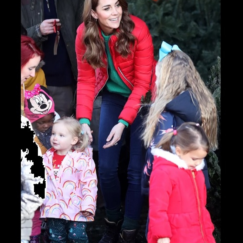 صورة ظريفة تجمع كيت ميدلتون بمجموعة من الأطفال في زيارة خيرية أمس 
