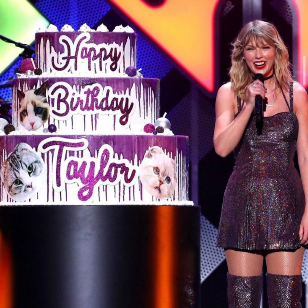 تفاجئت تايلور سويفت بكيكة كبيرة على المسرح بمناسبة عيد ميلادها خلال حفل Jingle Ball في نيويورك