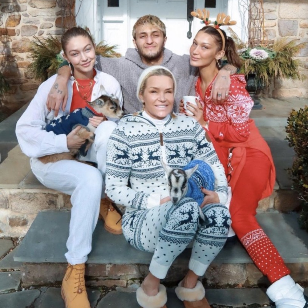 بيلا حديد تنشر صورة برفقة أخوتها وأمها لمناسبات نهاية العام