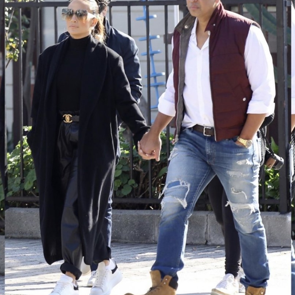 جينيفر لوبيز في شوارع هوليوود مع خطيبها أليكس رودريجيز