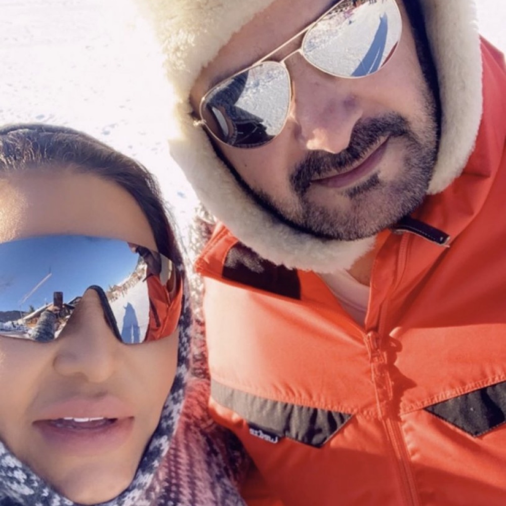 نشرت أحلام صورة برفقة زوجها خلال عطلتهما الثلجية في فرنسا