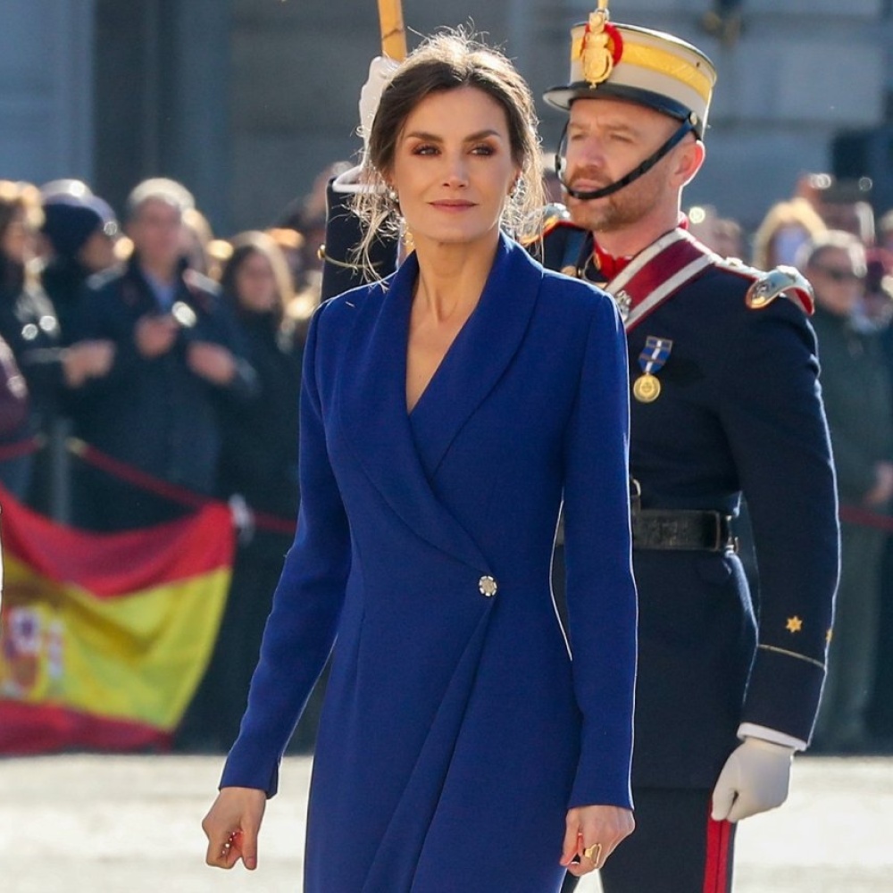 إطلالة الملكة ليتيزيا المميزة خلال العرض العسكري للعام الجديد في مدريد