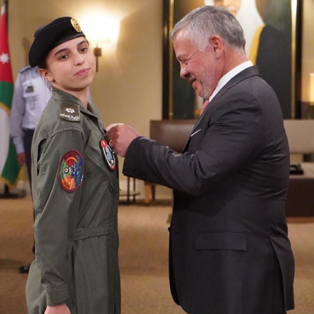 الملك عبدالله الثاني يقلد الأميرة سلمى بنت عبدالله جناح الطيران بعد اجتيازها دورة الطيران