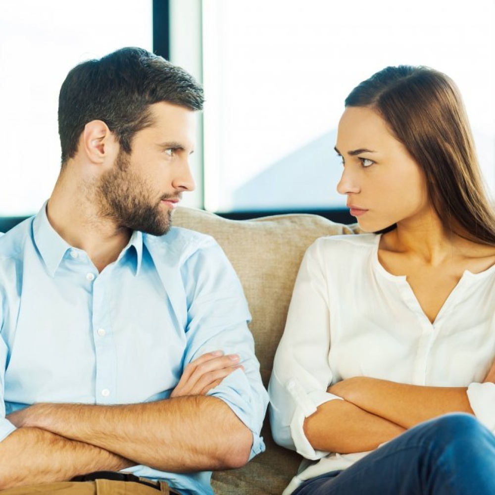 كيف يؤثر عناد الرجل على علاقته بزوجته
