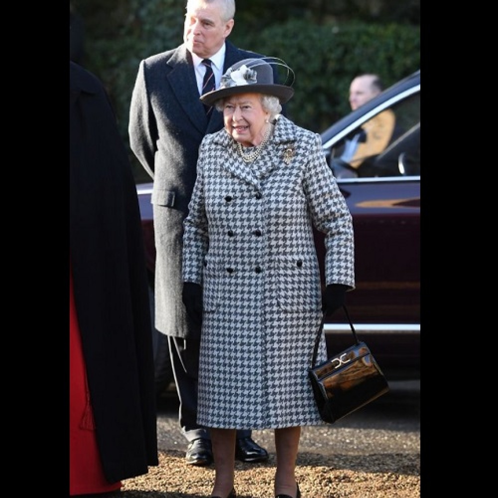 الملكة إليزابيث تبدو أنيقة في أحدث ظهور لها بعد أزمة هاري وميغان 