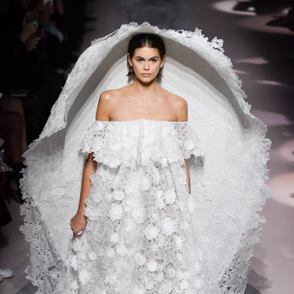 كايا جربر تختتم عرض أزياء جيفنشي بإطلالة مثالية خلال أسبوع الموضة في باريس 2020