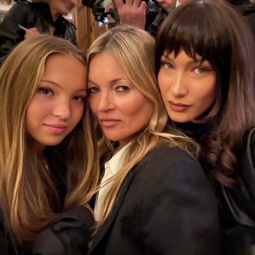 بيلا حديد برفقة كيت موس وابنتها ليلا في باريس