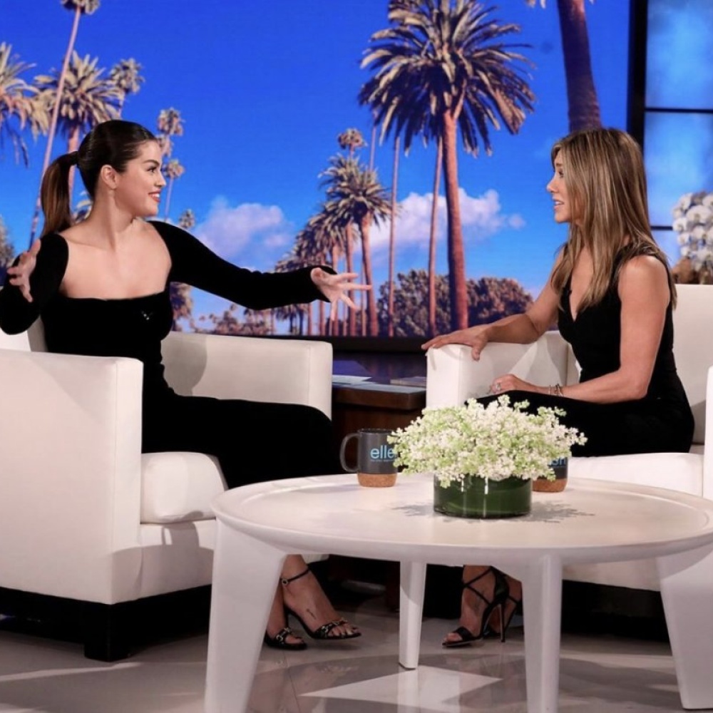 جينيفر آنستون وسيلينا غوميز في برنامج The Ellen Show
