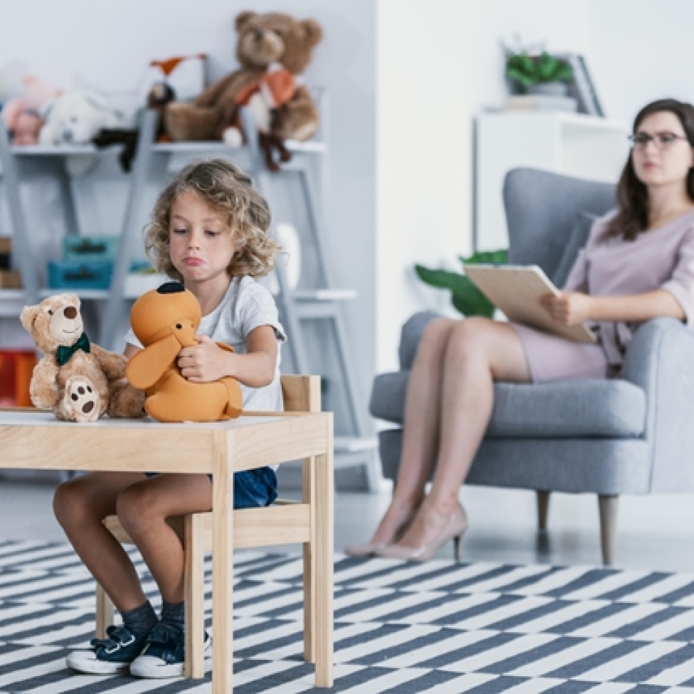 أسباب إنطوائية الطفل وطرق التعامل معها