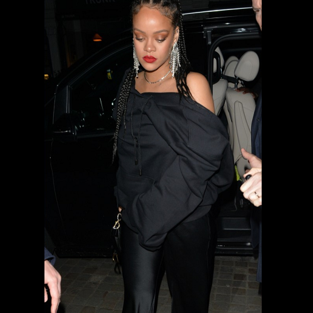 ريهانا تتشح بالسواد في أحد ظهور لها في لندن أمس .. هل هي حزينة بعد الفراق؟ 