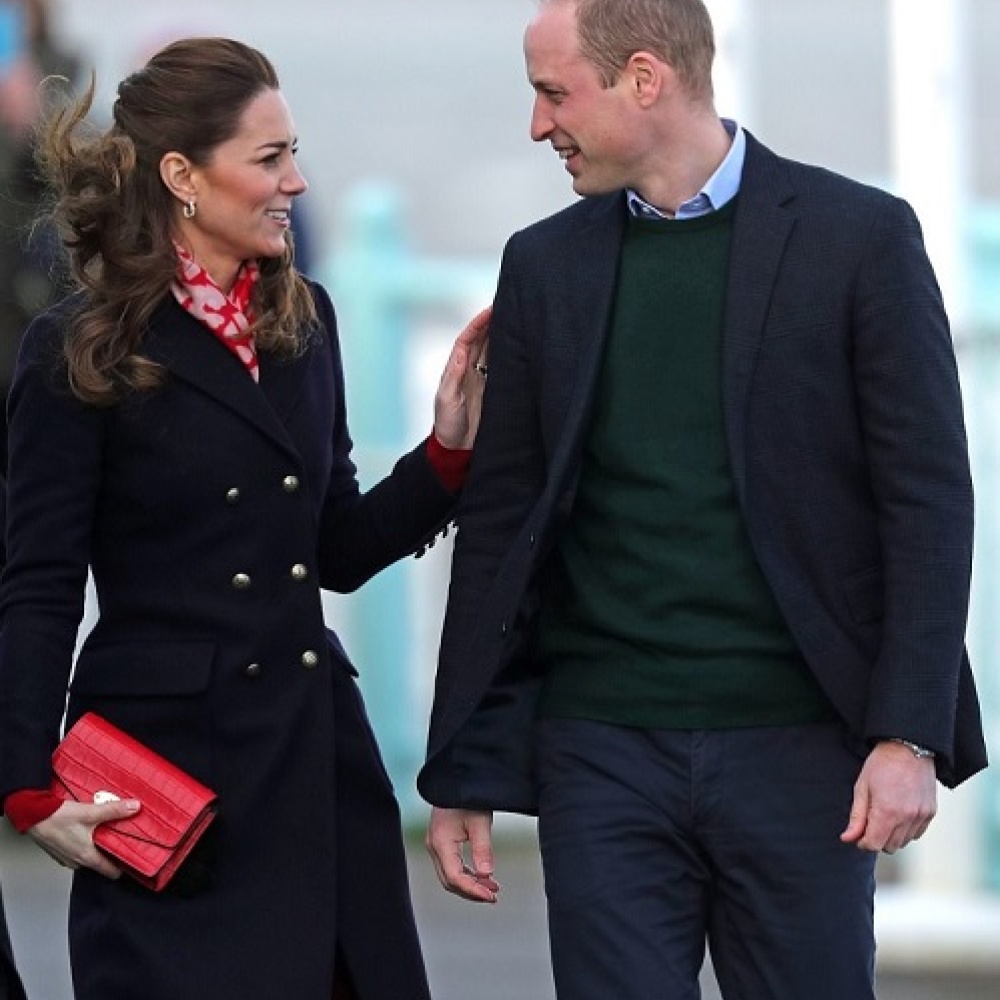 إطلالة متناغمة بين الأمير ويليام وكيت ميدلتون أثناء وصولهما إلى جنوب ويلز منذ قليل 