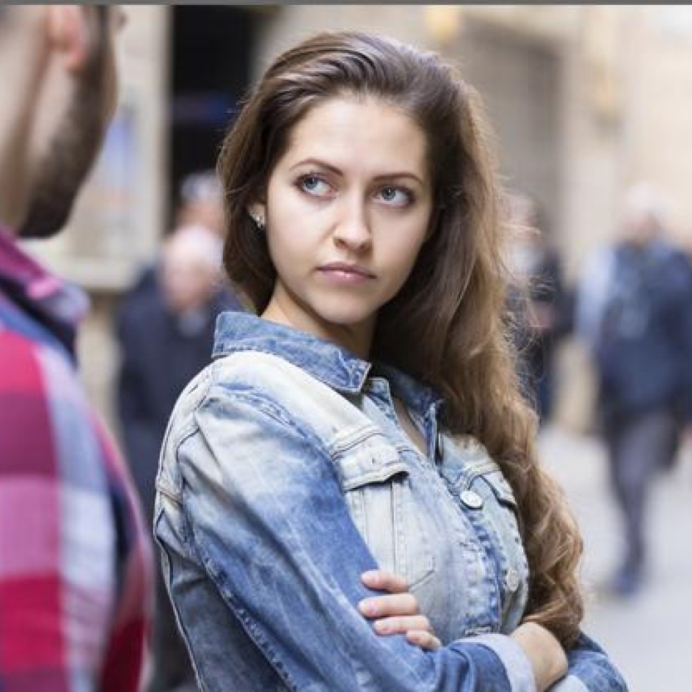 هل يجب على المرأة أن تخبر زوجها بالمعاكسات التي تتعرض لها