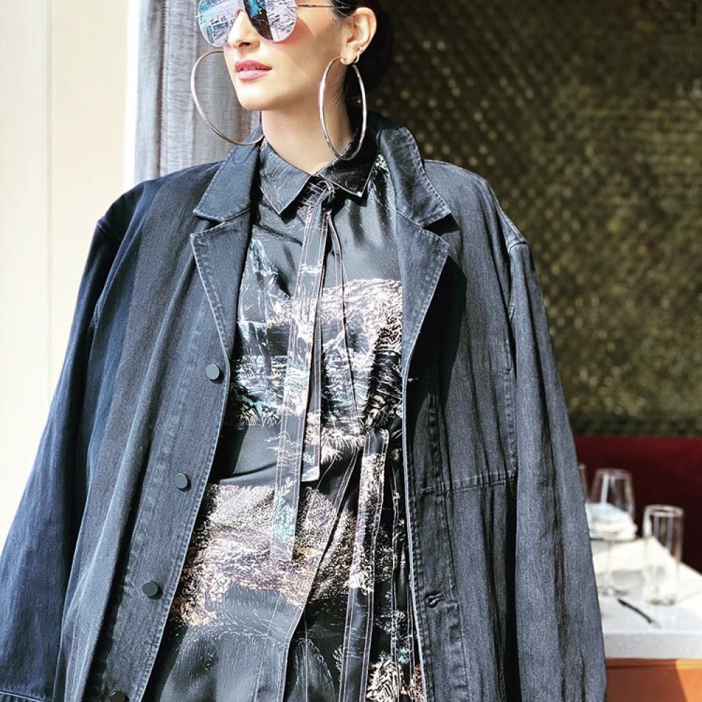 سونام كابور بإطلالة عصرية أنيقة في أحدث ظهور لها 