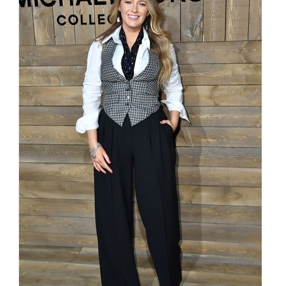 بهذه الإطلالة الأنيقة حضرت بليك ليفلي عرض Michael Kors في نيويورك