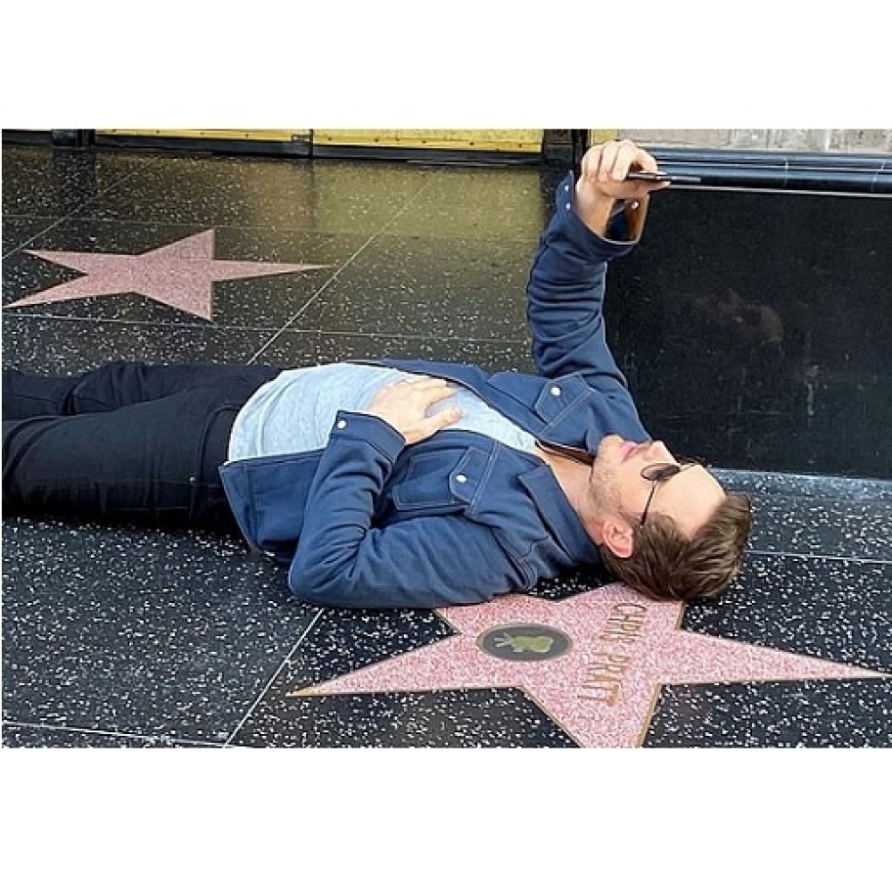 هكذا التقط كريس برات صورة سلفي مع نجمته في ممر الشهرة في هوليوود