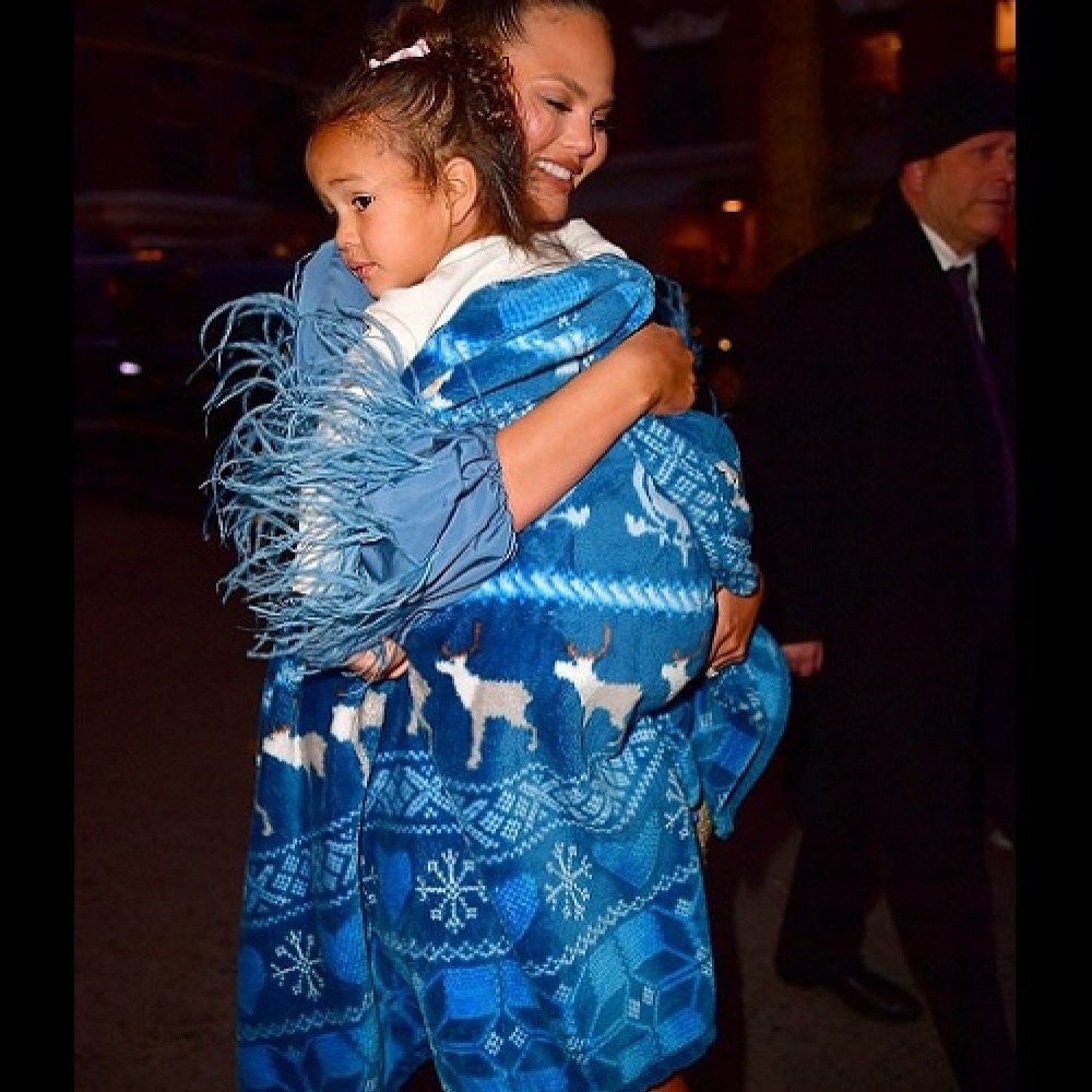 صورة تُظهر سعادة كريسي تيغن أثناء تجولها مع ابنتها في شوارع نيويورك