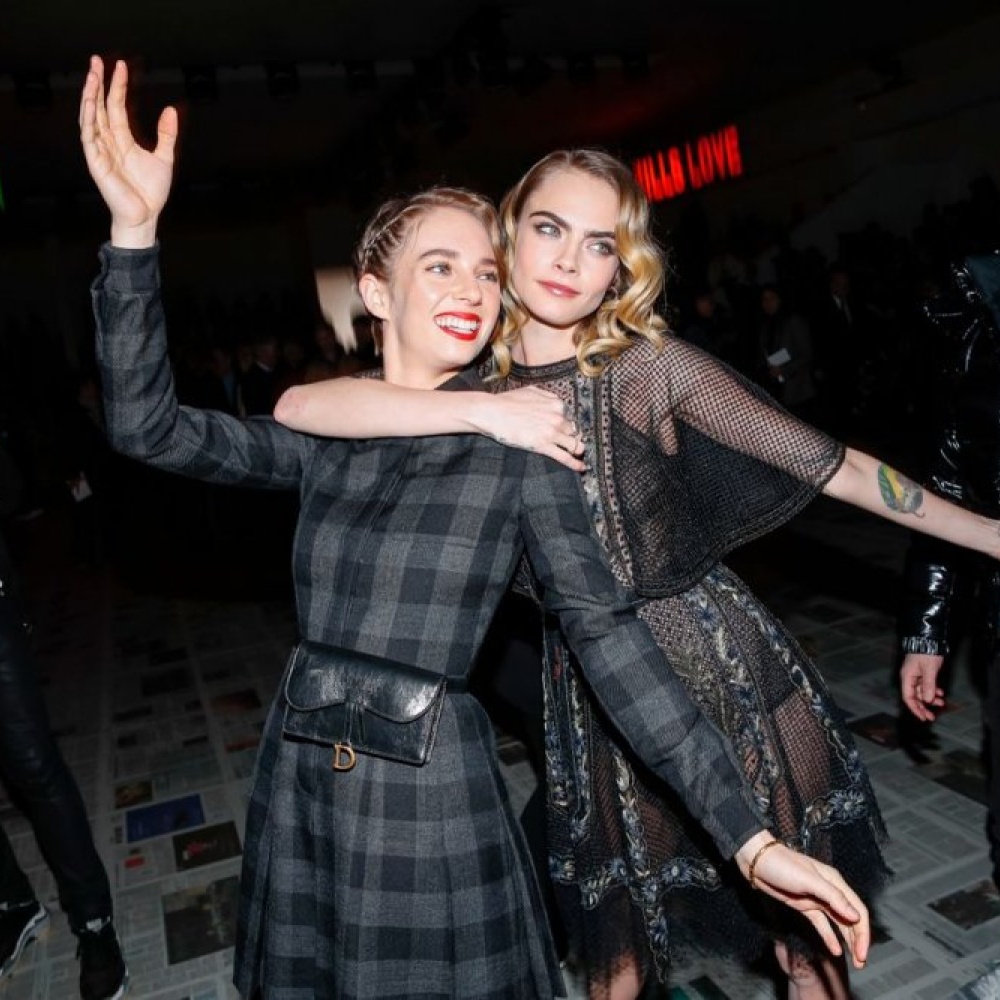 صورة عفوية تجمع كارا ديليفين ومايا هوك خلال أسبوع الموضة في باريس