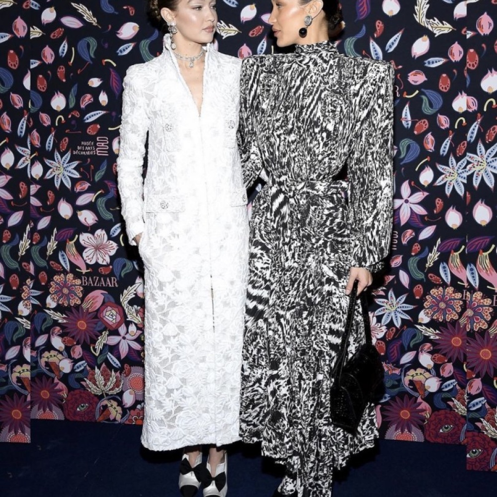 إطلالات عصرية مميزة لجيجي وبيلا حديد خلال أسبوع الموضة في باريس