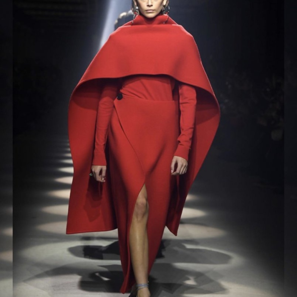 كايا جربر تطل بالأحمر في عرض دار جيفنشي خلال أسبوع الموضة في باريس