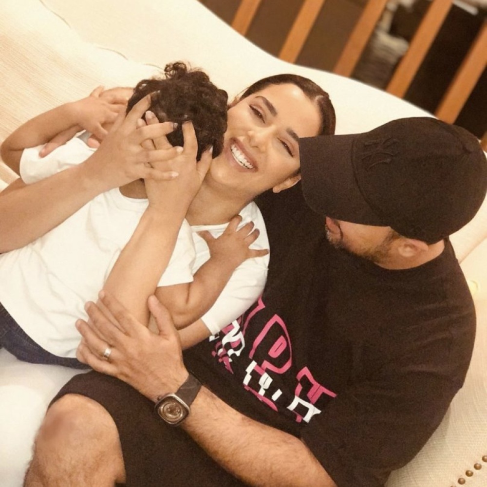 صورة لطيفة تجمع بلقيس فتحي بزوجها وابنها