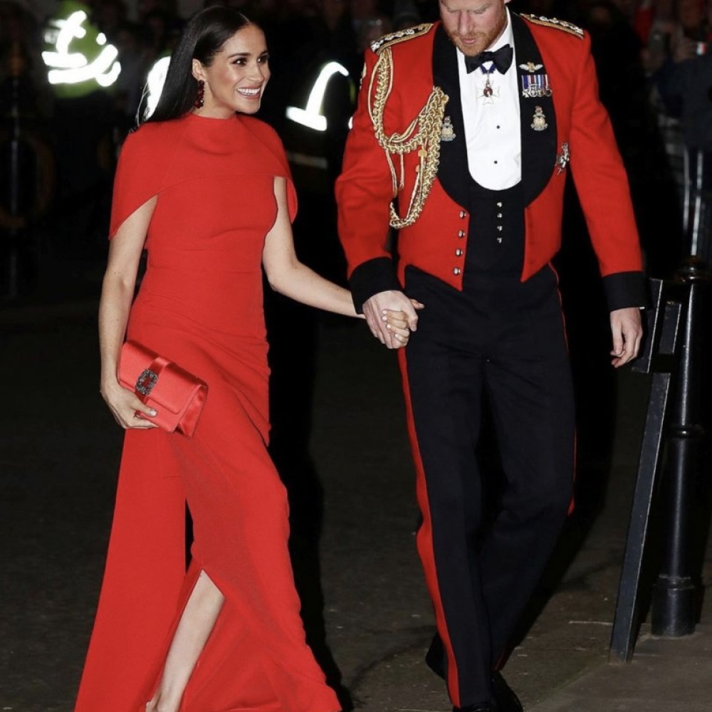 إطلالة خلابة لميغان ماركل والأمير هاري باللون الأحمر في لندن