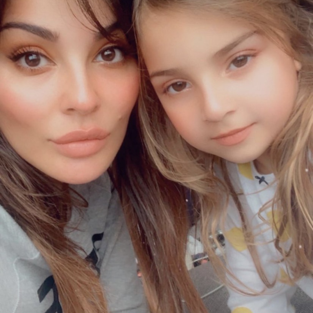 نشرت نادين نسيب نجيم صورة لها برفقة ابنتها لأول مرة