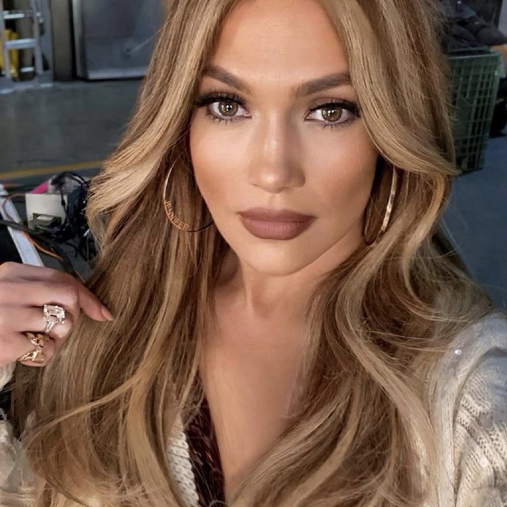 جينيفر لوبيز تشارك متابعيها أحدث إطلالة جمالية لها .. ما رأيكم؟