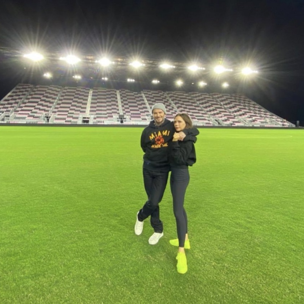فيكتوريا بيكهام برفقة زوجها ديفيد بيكهام في ملعب كرة قدم فارغ في ميامي
