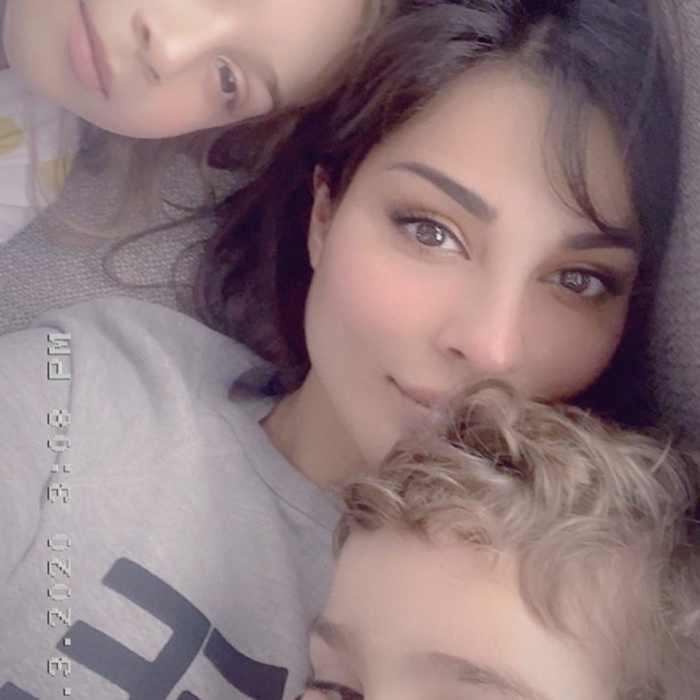 نادين نجيم تنشر صورة جميلة مع طفليها بمناسبة عيد الأم 