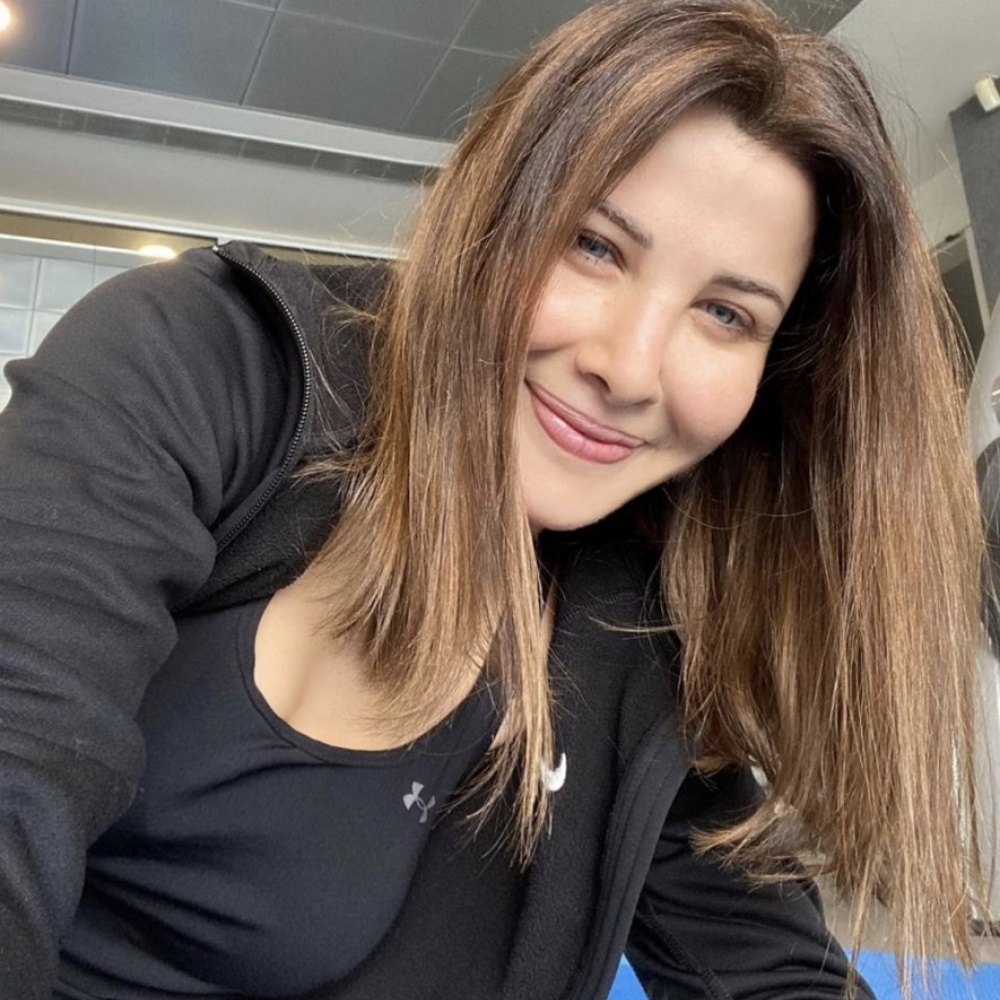 يبدو أن نانسي عجرم حريصة على ممارسة التمارين الرياضية حتى في الحجر المنزلي 