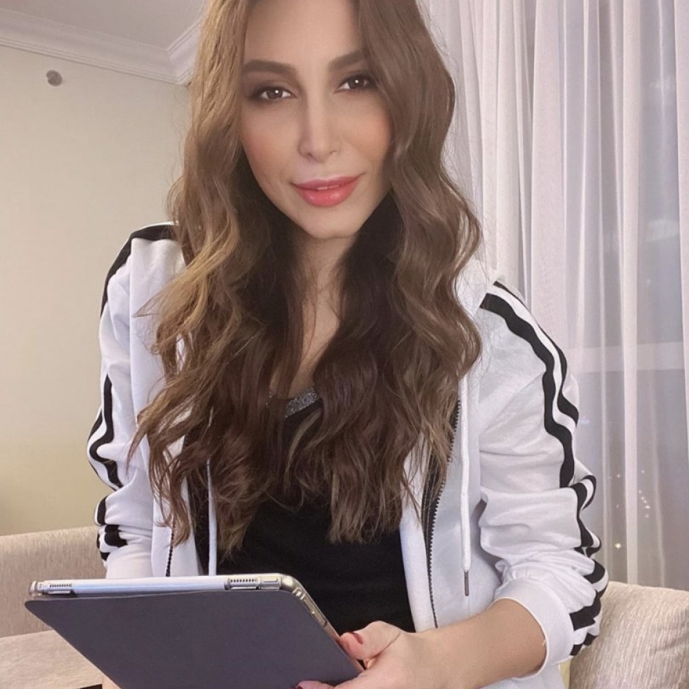 حفزت يارا متابعيها على البقاء في المنزل من خلال حفلها الغنائي البسيط عبر الانترنت