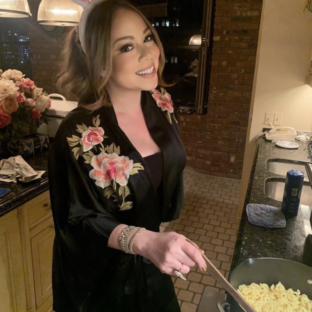 ماريا كاري تحضر الطعام لأولادها بطريقة مرحة في المنزل