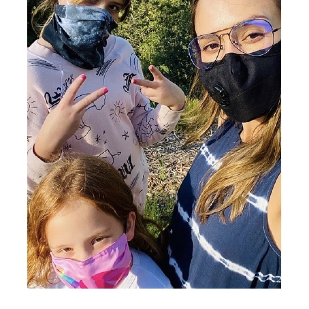 جيسيكا ألبا وبناتها حريصات على ارتداء الكمامات في نزهتهم الصغيرة
