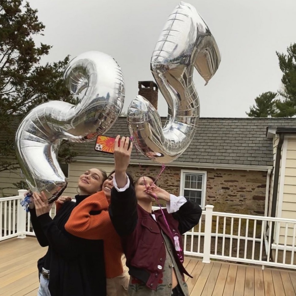 لا تزال جيجي حديد تحتفل بعيد ميلادها برفقة عائلتها في المنزل