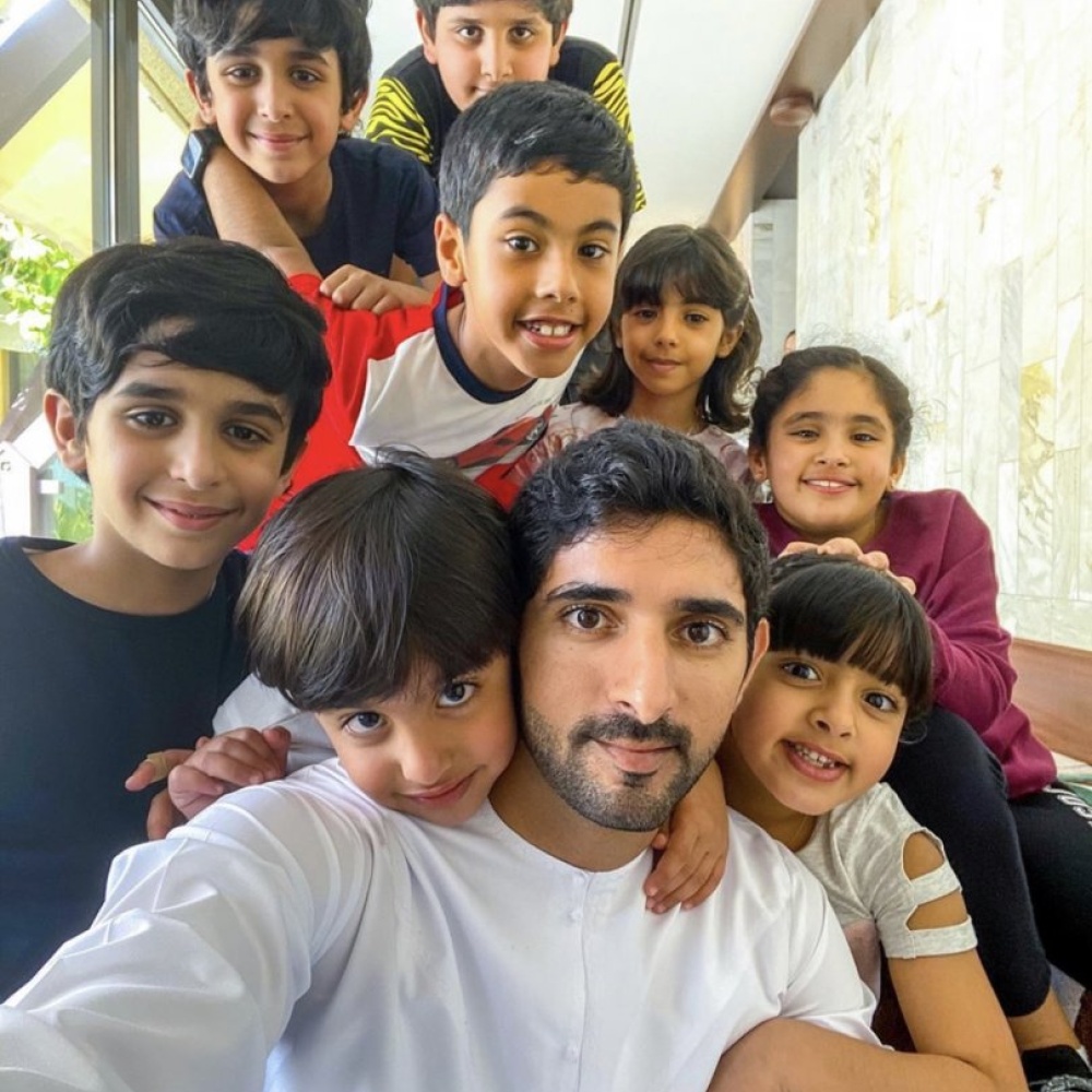 صورة لطيفة للشيخ حمدان بن محمد بن راشد برفقة أطفال العائلة