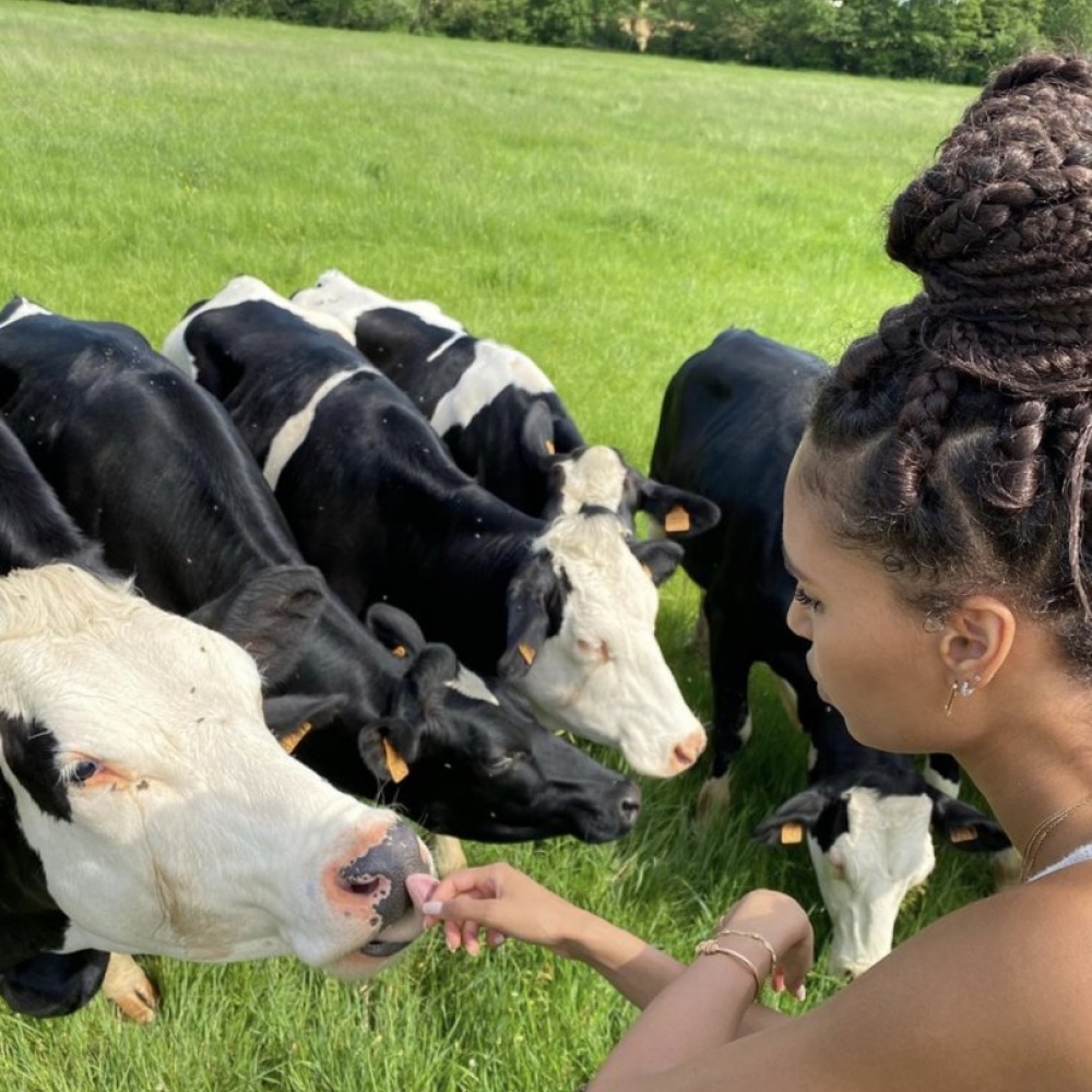 سيندي برونا تعزز نشاطها وحبها للطبيعة خلال الحجر الصحي