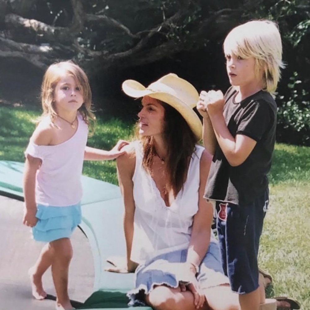 سيندي كروفورد بصورة لطيفة من الأرشيف مع ابنتها كايا وابنها بريسلي بمناسبة يوم الأم