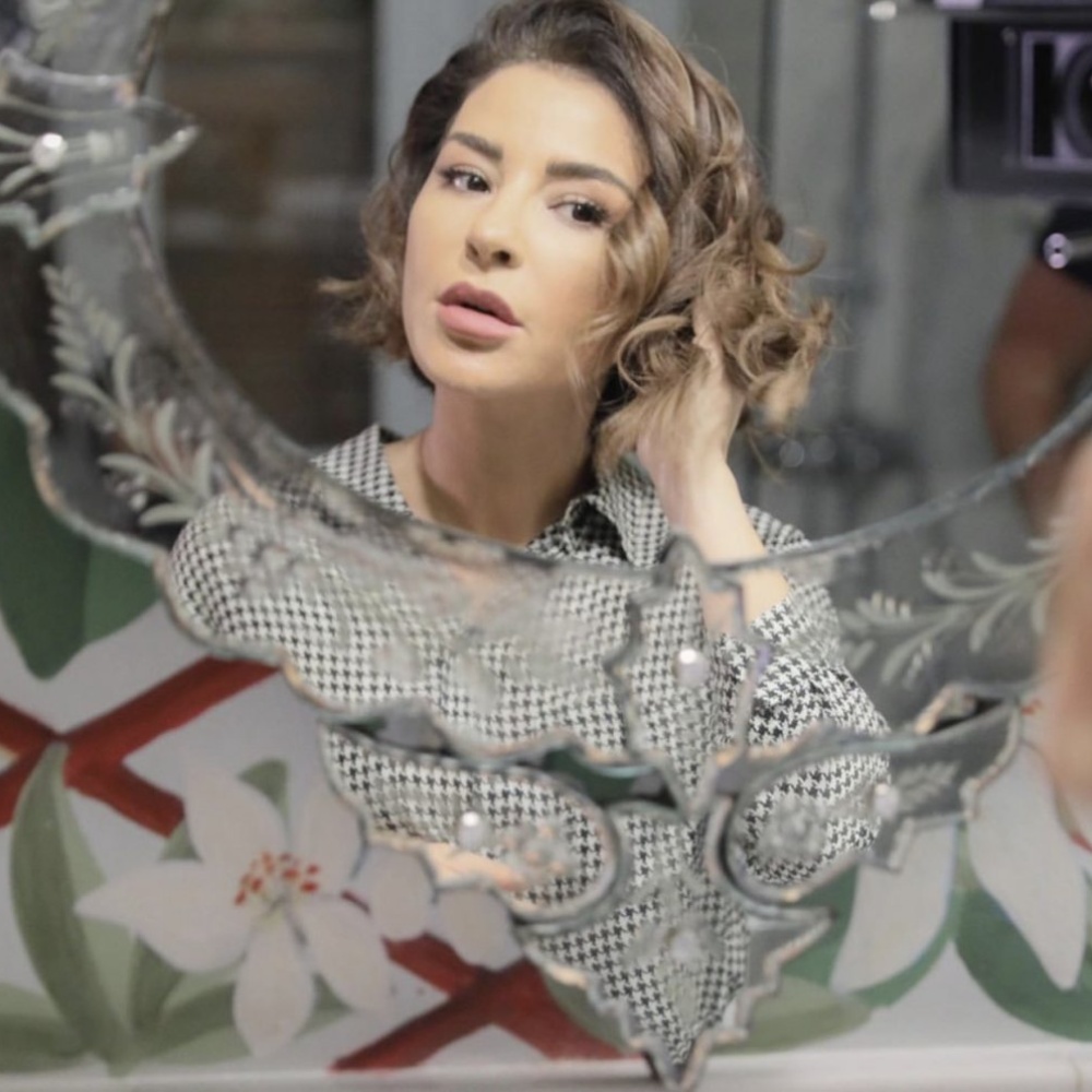 نشرت ماغي بو غصن صورة لها من كواليس مسلسلها الرمضاني